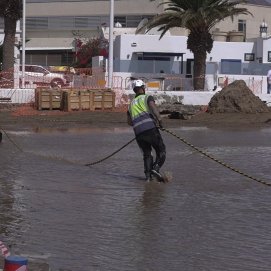 Momento de la instalación del cable en Playa Honda. Internet. Innovación.