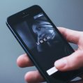 Una persona con la aplicación de Uber en su teléfono.
