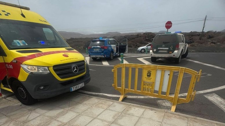 Ambulancia del SUC y Guardia Civil en Punta Mujeres