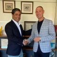 Dhiraj Chhabria, presidente y consejero delegado de Fund Grube felicita a Ramón Marquina de Padura, su nuevo director general.