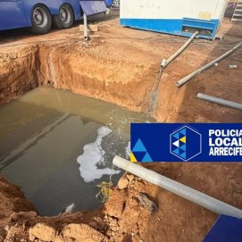 Imagen de la Policía Local de Arrecife donde se acredita vertidos de aguas fecales por la empresa del circo que son arrojados al subsuelo, tras la apertura de una gran zanjajjj