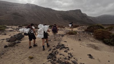 Retirada de residuos de la playa de El Risco