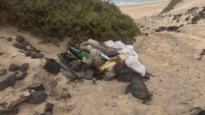Retirada de residuos de la playa de El Risco
