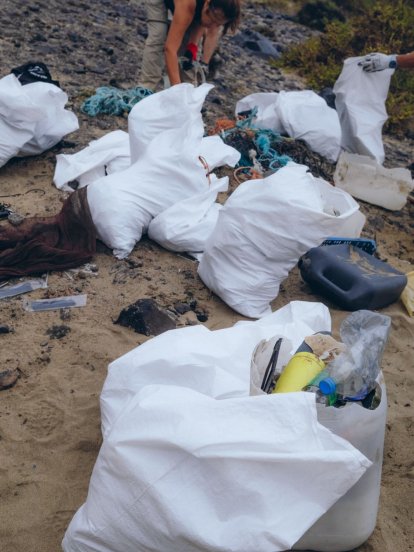 Retirada de residuos de la playa de El Risco