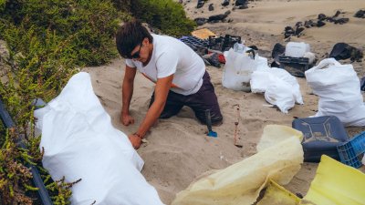 Retirada de residuos de la playa de El Risco