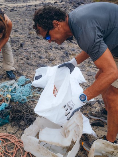 Retirada de residuos de la playa de El Risco
