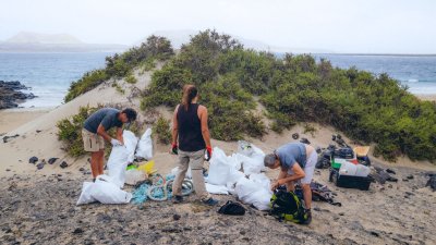 Retirada de residuos de la playa de El Risco