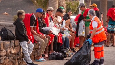 Llega una patera a Playa Bastián (Fotos: Juan Mateos)