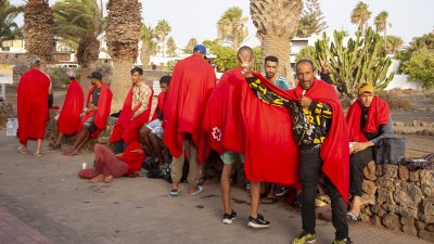 Llega una patera a Playa Bastián (Fotos: Juan Mateos)