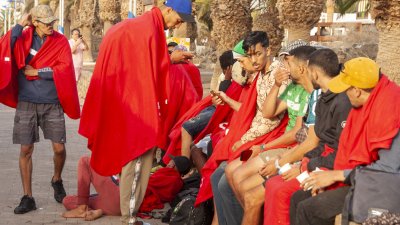 Llega una patera a Playa Bastián (Fotos: Juan Mateos)