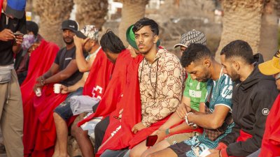 Llega una patera a Playa Bastián (Fotos: Juan Mateos)