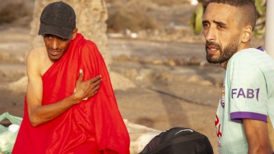 Llega una patera a Playa Bastián (Fotos: Juan Mateos)