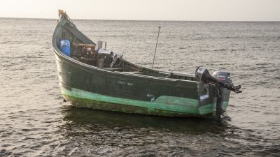 Llega una patera a Playa Bastián (Fotos: Juan Mateos)