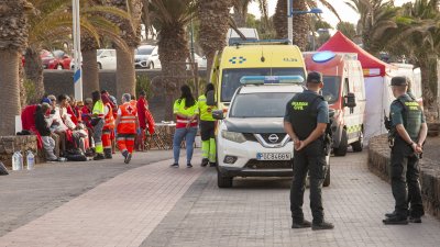 Llega una patera a Playa Bastián (Fotos: Juan Mateos)