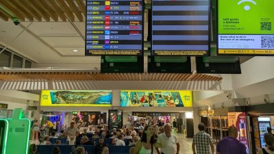 Viajeros británicos observan las cancelaciones y retrasos este martes 8 de septiembre por la noche en el aeropuerto de Lanzarote. Foto: Redes sociales.