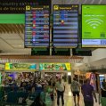 Viajeros británicos observan las cancelaciones y retrasos este martes 8 de septiembre por la noche en el aeropuerto de Lanzarote. Foto: Redes sociales.