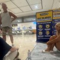 La familia británica tirada en el aeropuerto de Lanzarote. Foto: Coventry Live