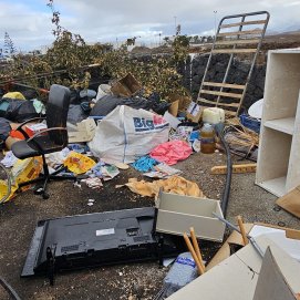 Basura y enseres acumulados en El Cuchillo