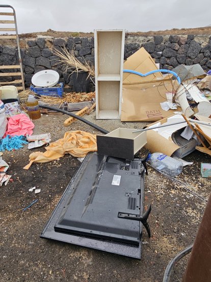 Basura y enseres acumulados en El Cuchillo