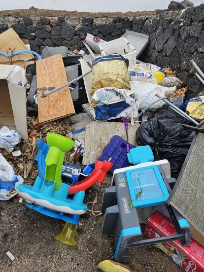 Basura y enseres acumulados en El Cuchillo
