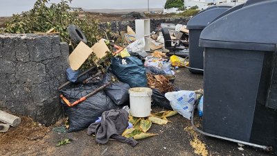 Basura y enseres acumulados en El Cuchillo