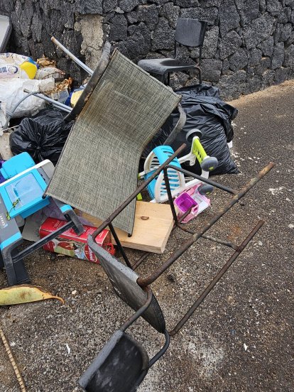 Basura y enseres acumulados en El Cuchillo