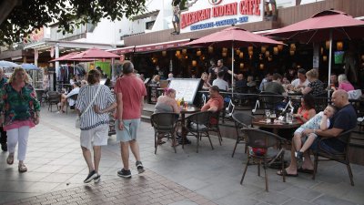 Turistas paseando por Puerto del Carmen