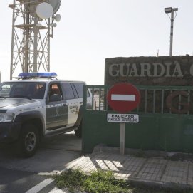 salida de un vehiculo de la guardia civil del cuartel de costa teguisecc