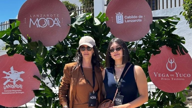Carmen Montero and her daughter Paola Lira at a Lanzarote Moda event.