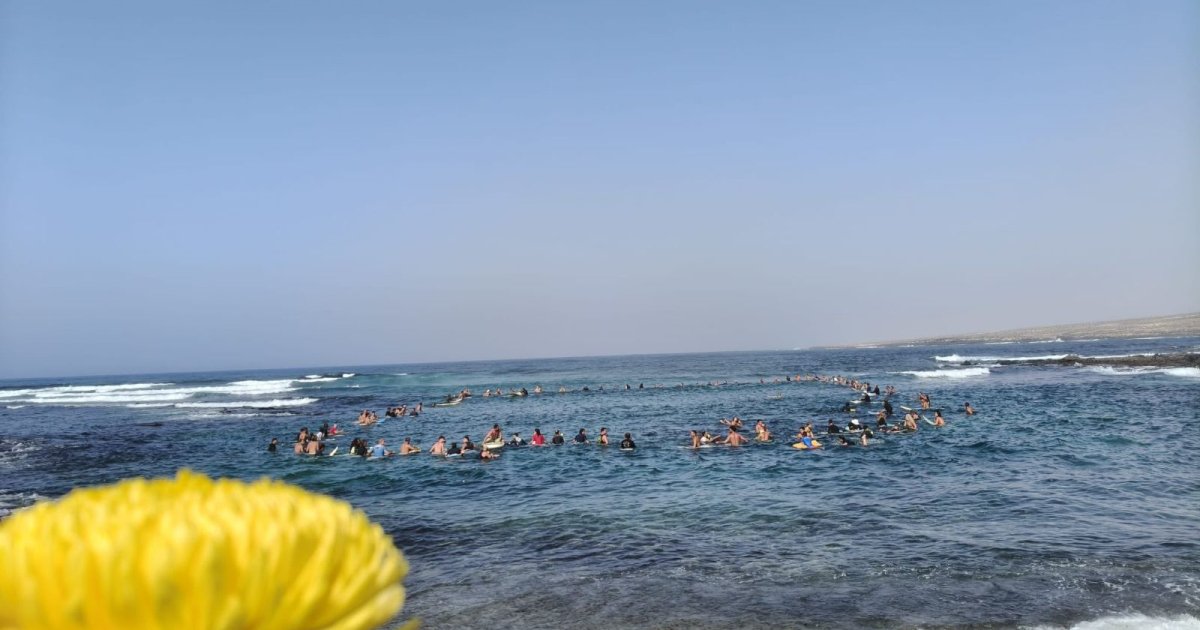 Emotional Tribute in Lanzarote: 150 surfers bid farewell to Jorge Acosta in Caleta Caballo