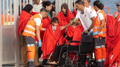 Atención a migrantes en Pueerto Naos (Fotos: Juan Mateos)