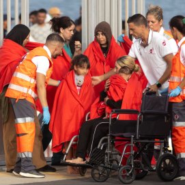 Atención a migrantes en Pueerto Naos (Fotos: Juan Mateos)