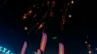 Los fuegos artificiales caen sobre los asistentes a las fiestas de Los Dolores