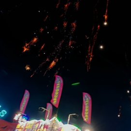 Los fuegos artificiales caen sobre los asistentes a las fiestas de Los Dolores