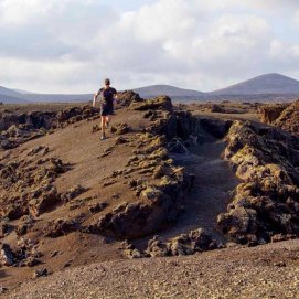 Un senderista en el Parque Natural de Los Volcanes de Lanzarote. Fuente: Turismo Islas Canarias