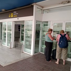 Turistas a las puertas del aeropuerto de Lanzarote. Foto: David Merino.