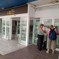 Turistas a las puertas del aeropuerto de Lanzarote. Foto: David Merino.