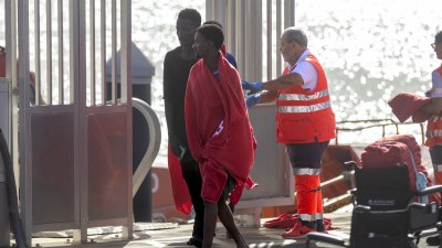 Atención de migrantes en Puerto Naos (Fotos: Juan Mateos)