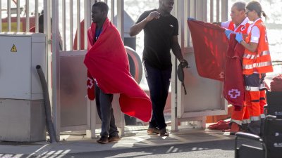 Atención de migrantes en Puerto Naos (Fotos: Juan Mateos)
