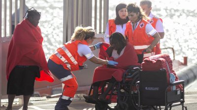 Atención de migrantes en Puerto Naos (Fotos: Juan Mateos)