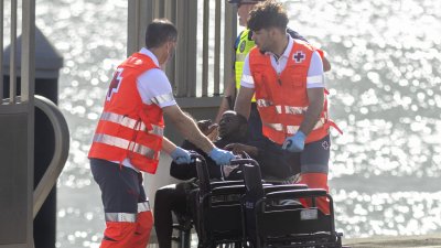 Atención de migrantes en Puerto Naos (Fotos: Juan Mateos)