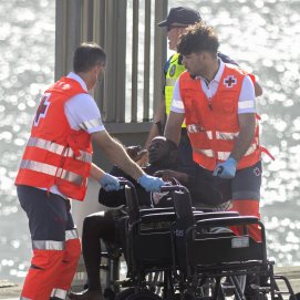 Atención de migrantes en Puerto Naos (Fotos: Juan Mateos)