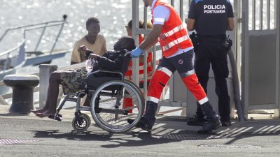 Atención de migrantes en Puerto Naos (Fotos: Juan Mateos)