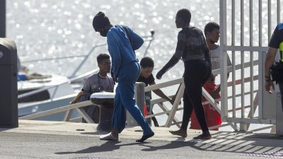 Atención de migrantes en Puerto Naos (Fotos: Juan Mateos)