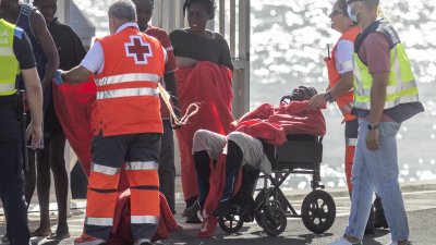 Atención de migrantes en Puerto Naos (Fotos: Juan Mateos)