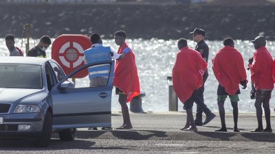 Atención de migrantes en Puerto Naos (Fotos: Juan Mateos)