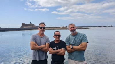 Semi Gil y Tirso Blancas, co directores de Arrecife en Vivo y Buli Panés, el Rey del Dedo Señalador de Conciertos