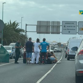 Personas atienden al herido. Foto: La Voz
