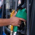 Una persona repostando. Combustibles. Gasolina.