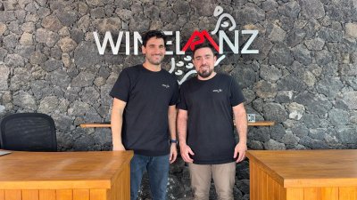Marcos López y Óscar Maril en su tienda física de Uga.